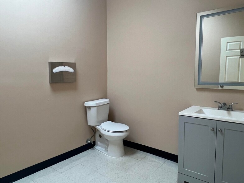 More Photos Of 9600 Bellaire Blvd, Houston Unknown For Lease