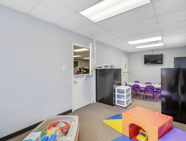 More Photos Of 2020 Anders Ln, Kemah Flex For Lease