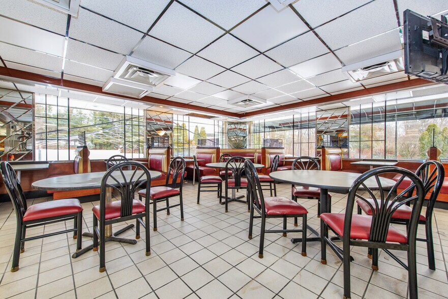 More Photos Of 2020 Greenwood Lake Tpke, Hewitt Restaurant For Lease