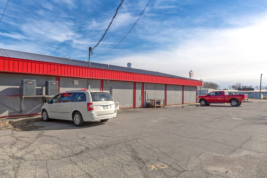 More Photos Of 209 N 5th Ave E, Truman Freestanding For Sale