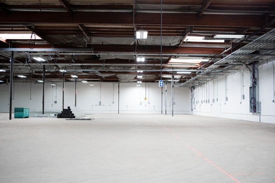 More Photos Of 13340 Raymer St, North Hollywood Manufacturing For Sale
