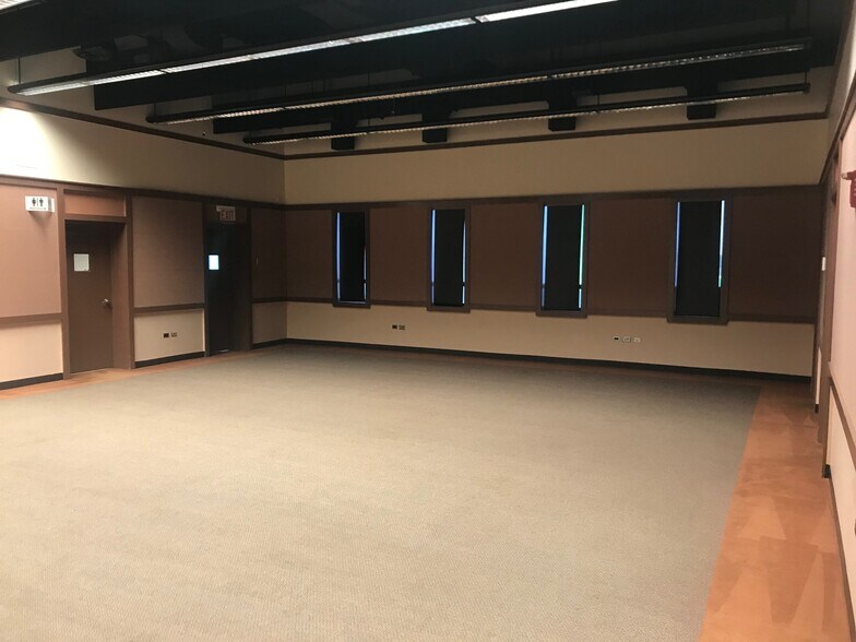 More Photos Of 5834 W Howard St, Skokie Warehouse For Sale