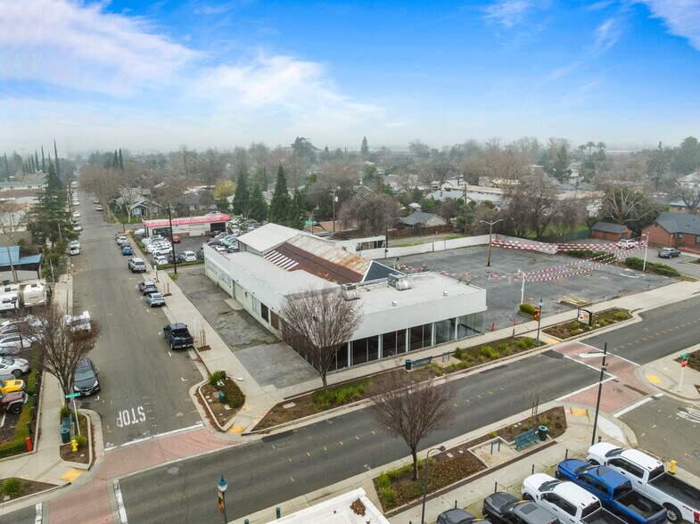 More Photos Of 440 Riverside Ave, Roseville Auto Dealership For Lease