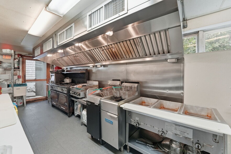 More Photos Of 170 Franklin St, Bristol Restaurant For Sale