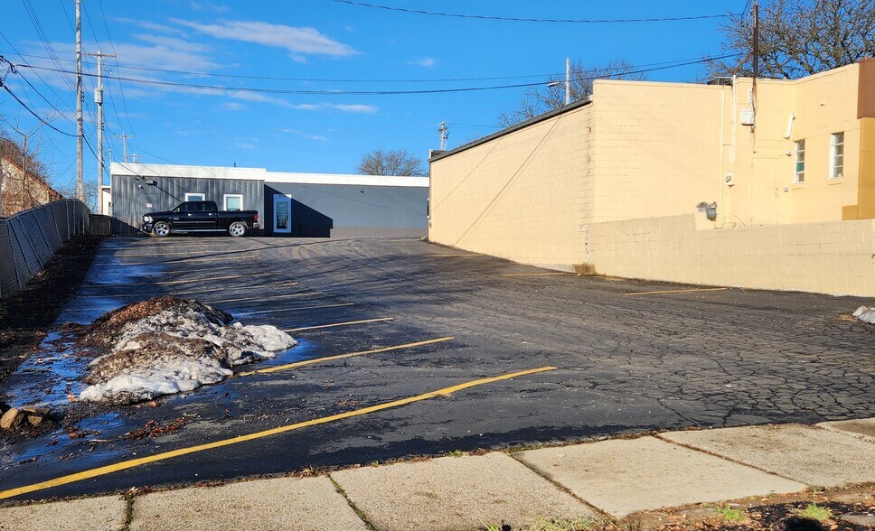 More Photos Of 2510 E Michigan Ave, Lansing Freestanding For Sale