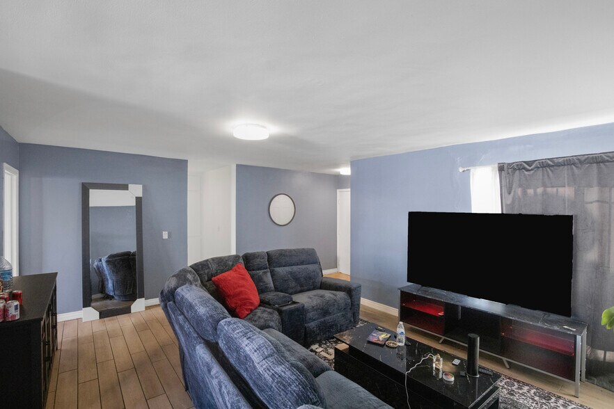 More Photos Of 5447 Blackwelder St, Los Angeles Apartments For Sale
