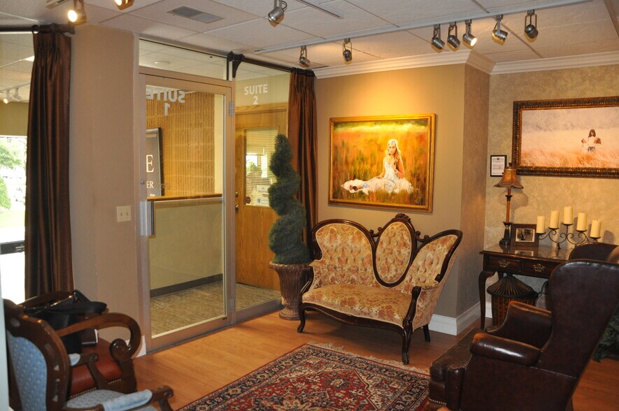 More Photos Of 113 Locust St, Monticello Office For Lease