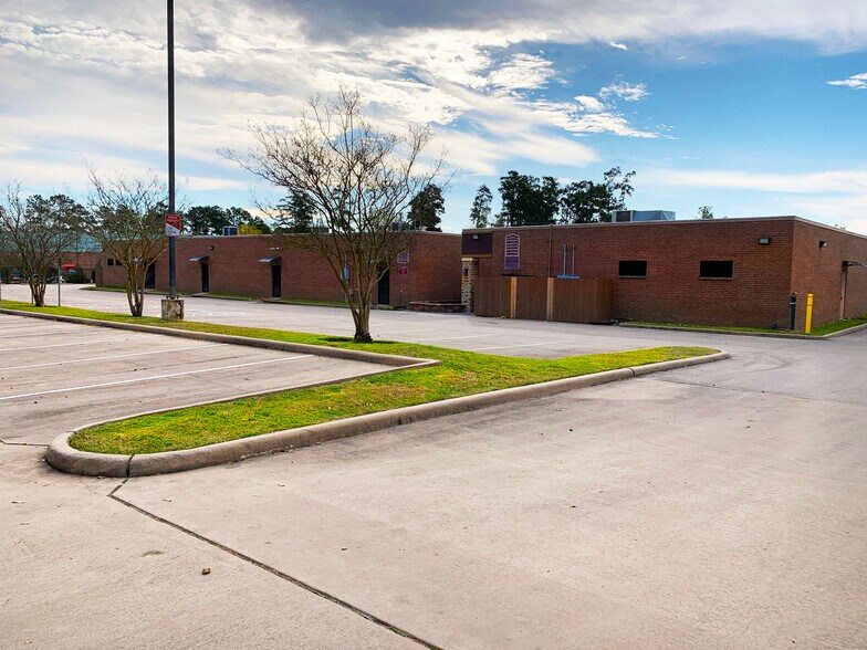 More Photos Of 2912 W Davis St, Conroe Loft Creative Space For Lease