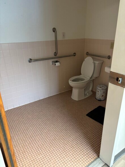More Photos Of 1024 Hilton Parma Rd, Hilton Medical For Lease