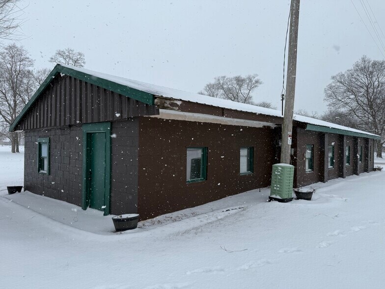 More Photos Of 358 S Oak St, Lone Rock Office For Sale