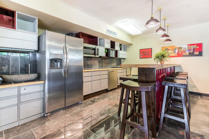 More Photos Of 622 Kempner, Galveston Loft Creative Space For Lease