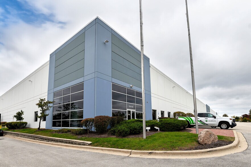 More Photos Of 2715 Davey Rd, Woodridge Distribution For Lease