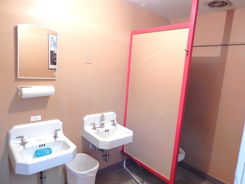 More Photos Of 635 SE Stephens St, Roseburg Freestanding For Lease