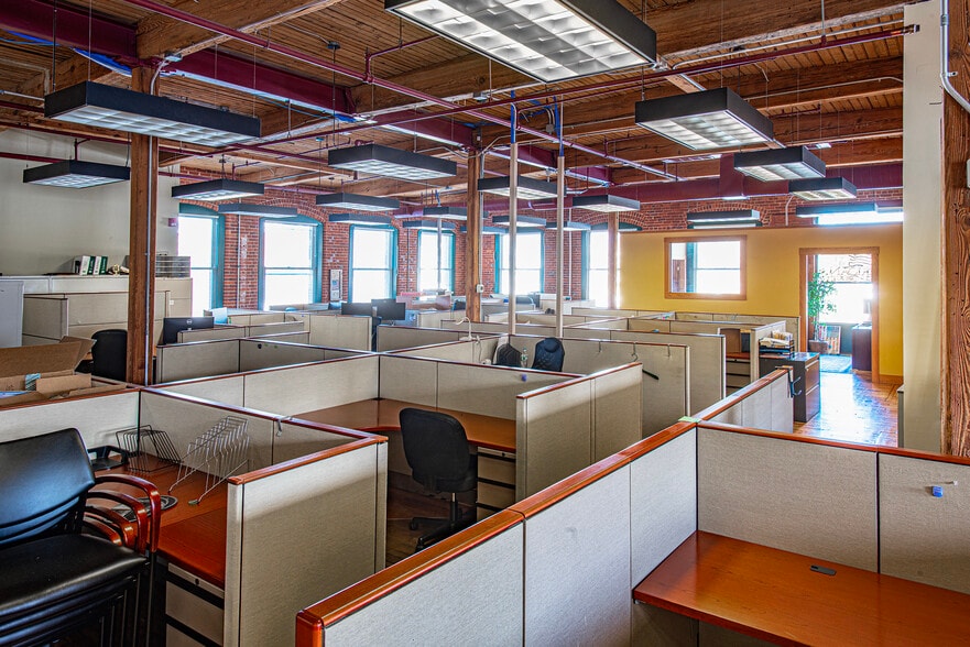 More Photos Of 320 Riverside Dr, Florence Office For Sale