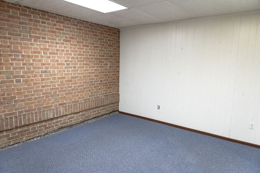 More Photos Of 218 Center Rd, Monroeville Freestanding For Lease