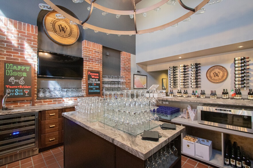 More Photos Of 104 Macomb Pl, Mount Clemens Restaurant For Sale