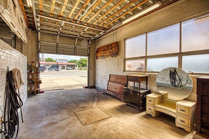 More Photos Of 931 Walnut St, Columbus Flex For Sale