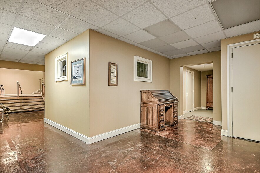 More Photos Of 220 Broad St, Kingsport Flex For Sale