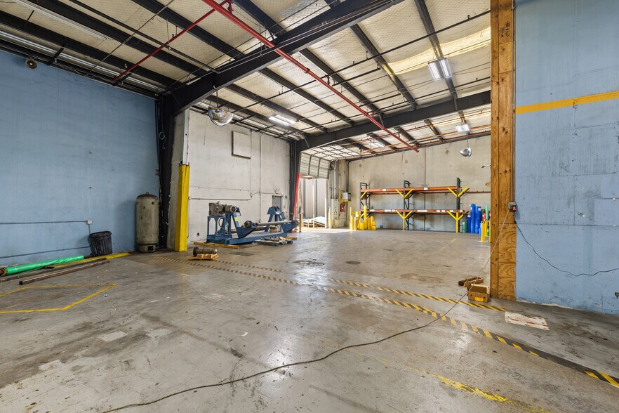 More Photos Of 1120 Commercial Blvd N, Arlington Warehouse For Sale