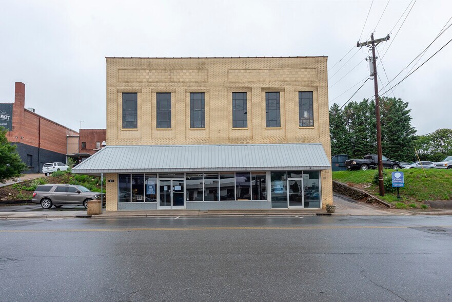 More Photos Of 34 N Logan St, Marion General Retail For Lease