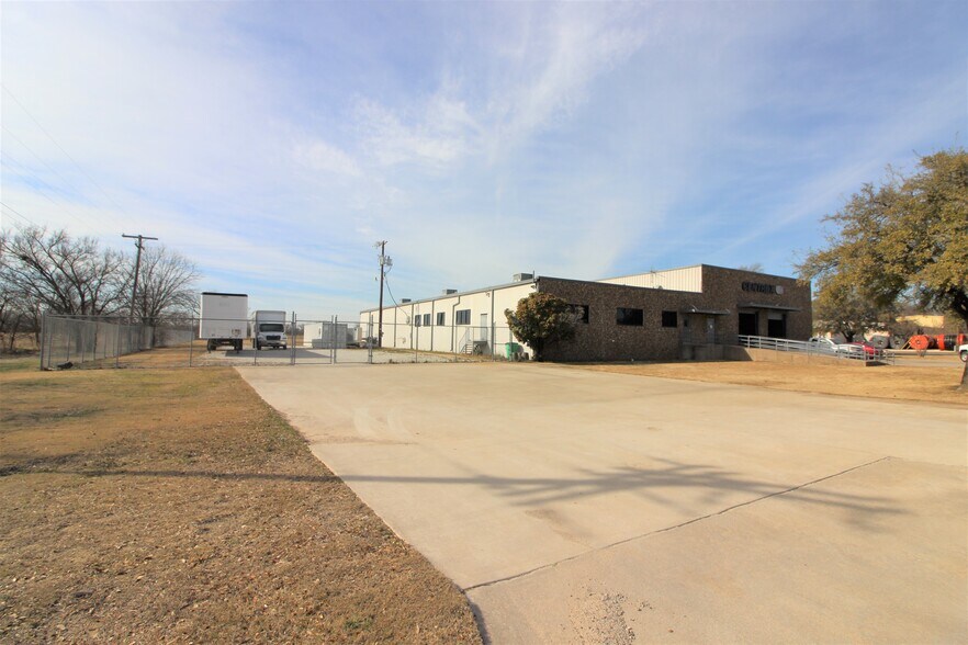 More Photos Of 1101 Woods St, Gainesville Warehouse For Lease