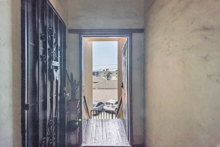 More Photos Of 2717 S Budlong Ave, Los Angeles Apartments For Sale