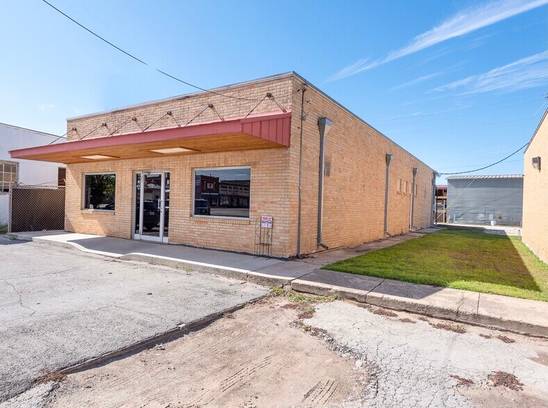 More Photos Of 114 S Teel Dr, Devine Restaurant For Sale