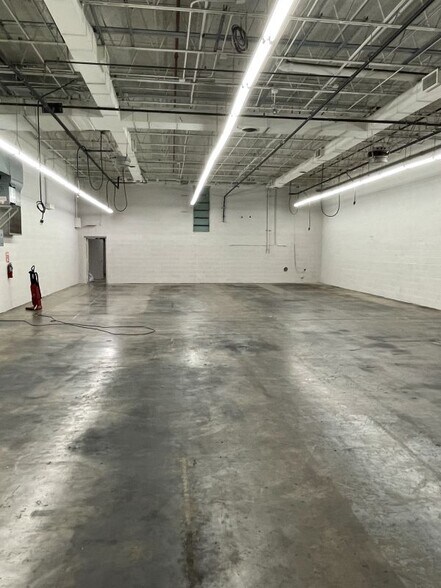 More Photos Of 2409 Sycamore Dr, Knoxville Showroom For Sale