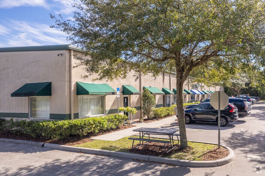 More Photos Of 18735 E Colonial Dr, Orlando Storefront For Lease