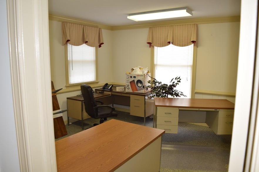 More Photos Of 13441 Warwick Blvd, Newport News Flex For Lease
