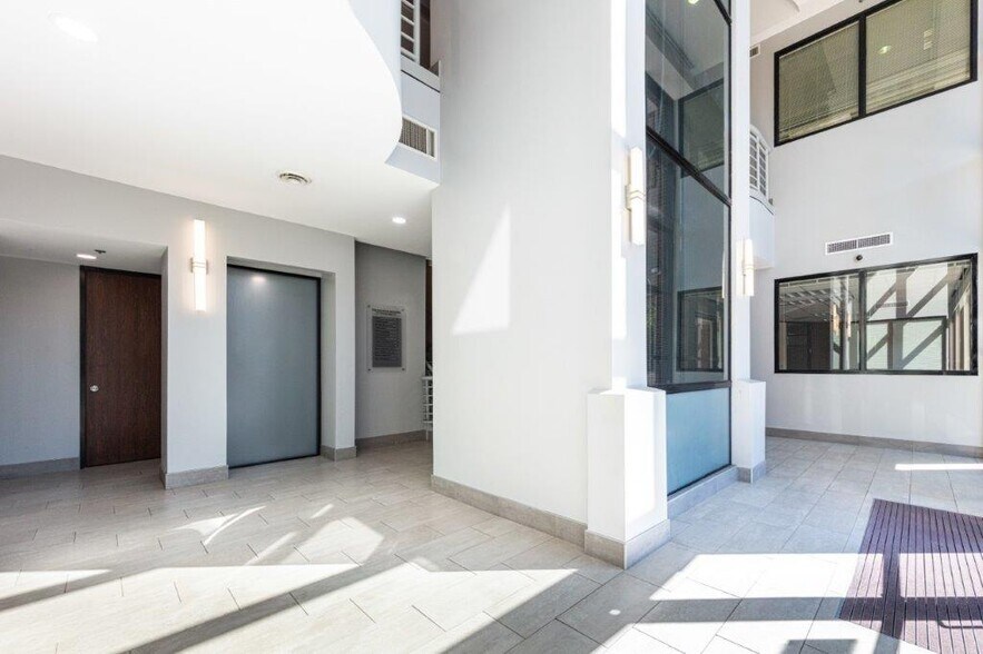 More Photos Of 9015 Mountain Ridge Dr, Austin Medical For Lease