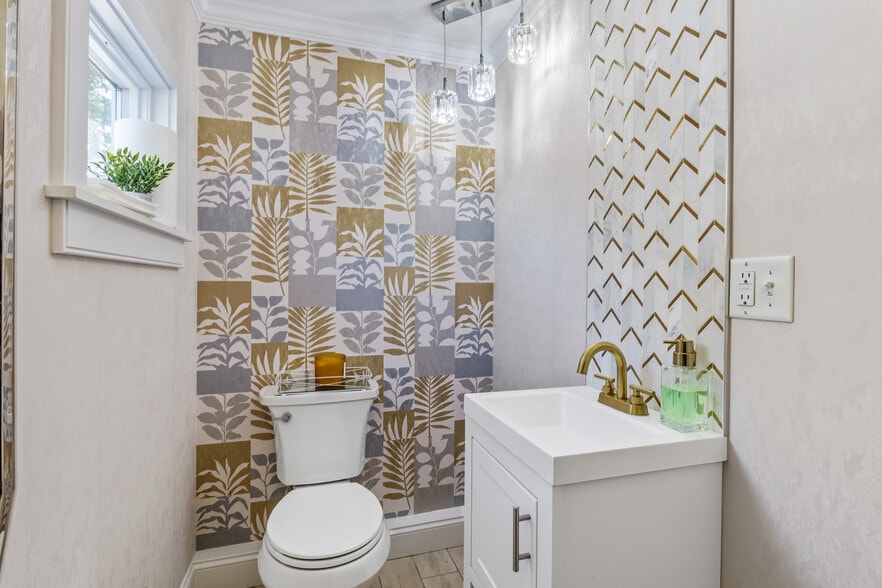 More Photos Of 712 Main St, Hyannis Storefront Retail Office For Sale