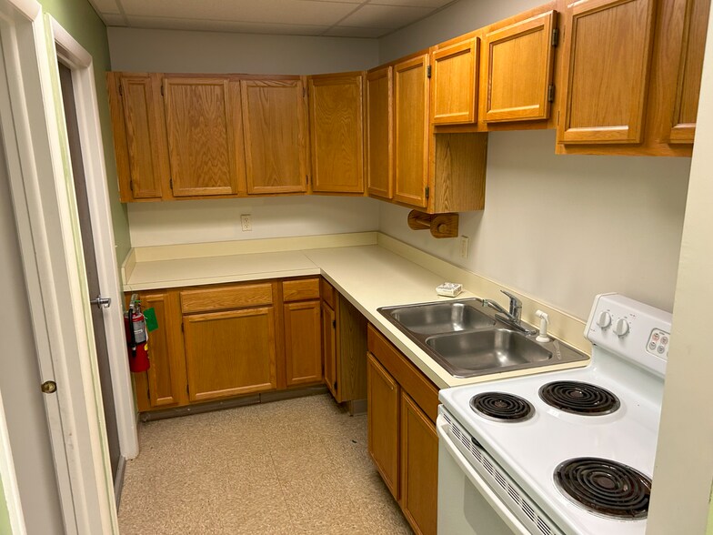 More Photos Of 7453 Morgan Rd, Liverpool Office For Lease