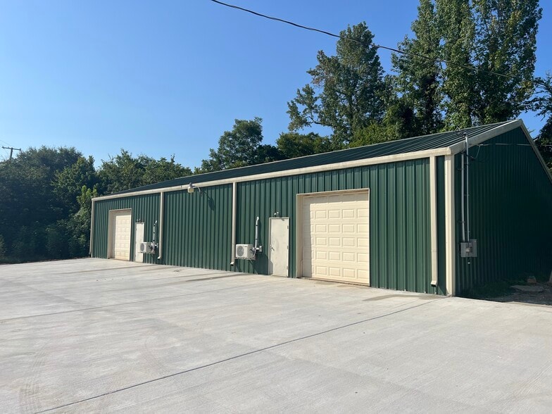 More Photos Of 402 Black Creek rd, Birmingham Showroom For Lease