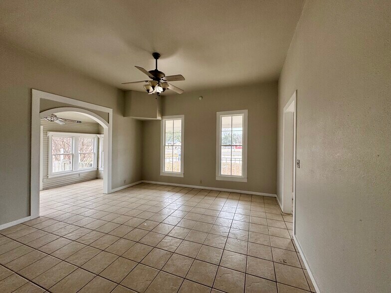 More Photos Of 608 W Wallace St, San Saba Restaurant For Sale