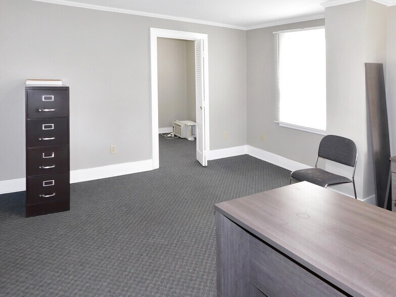 More Photos Of 122 E Main St, Rockton Office For Lease
