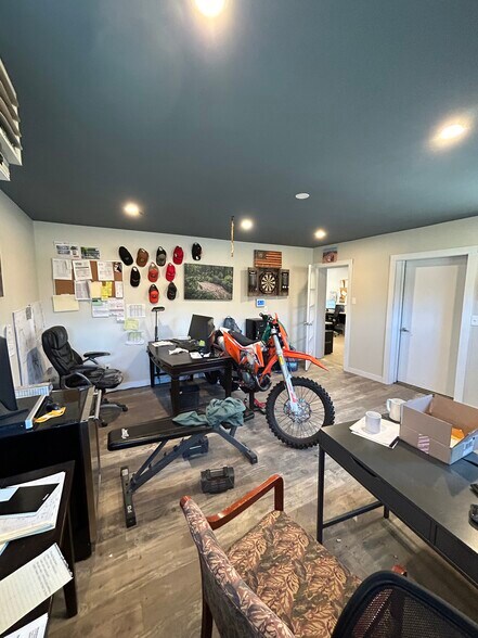 More Photos Of 168 Red Lion Rd, Southampton Light Manufacturing For Lease