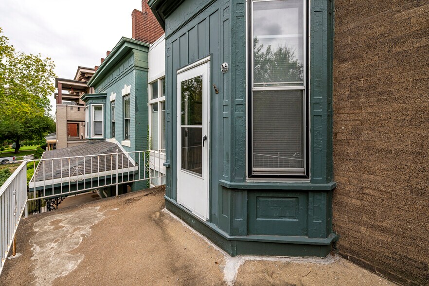 More Photos Of 4374-4382 W Pine Blvd, Saint Louis Office For Sale