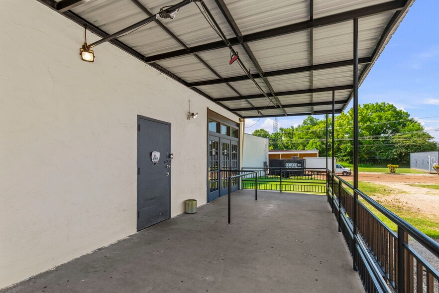 More Photos Of 110 E South St, Jackson Bar For Sale