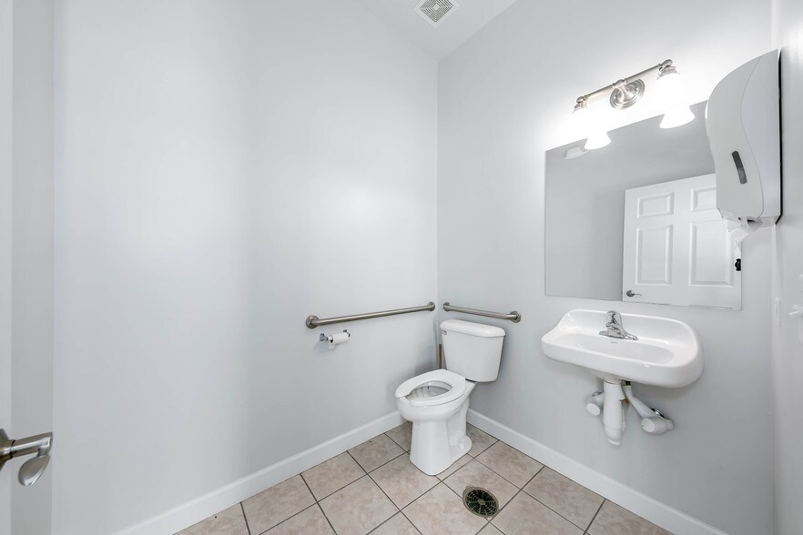 More Photos Of 2551 W Division St, Joliet Office For Lease