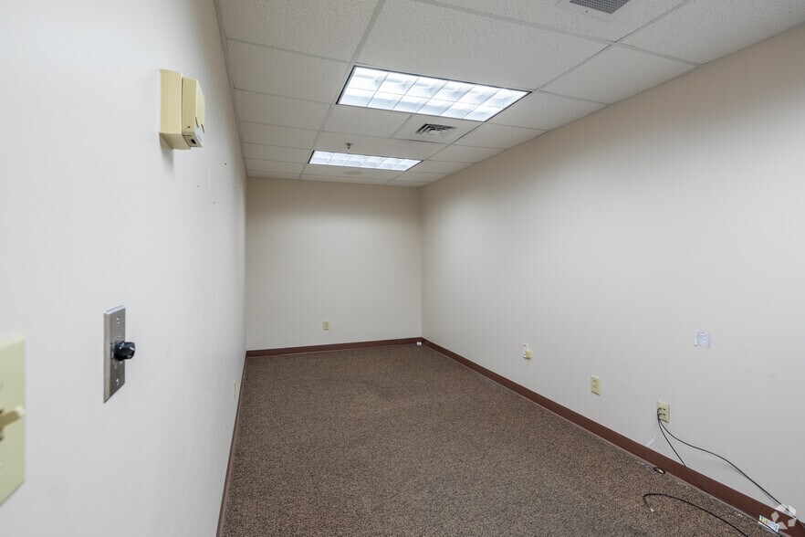 More Photos Of 1010-1038 Glenbrook Way, Hendersonville Unknown For Lease