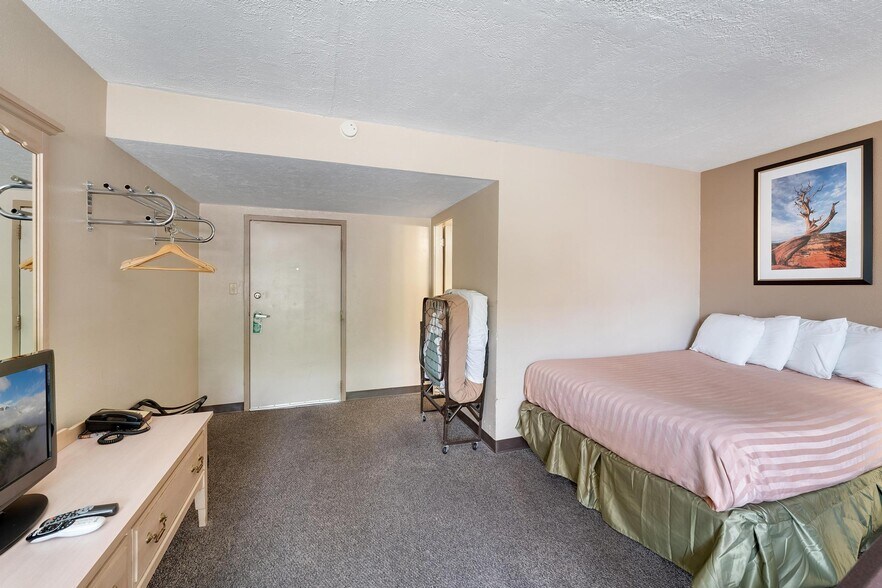 More Photos Of 150 N Lake Powell Blvd, Page Hotel For Sale