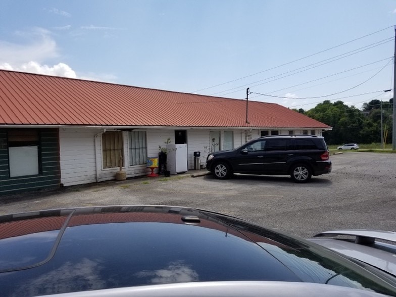 More Photos Of 2560 Winfield Dunn Pky, Kodak Freestanding For Lease