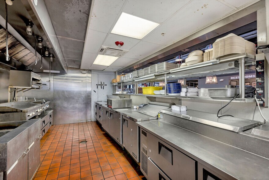 More Photos Of 316-320 Reading Rd, Cincinnati General Retail For Lease