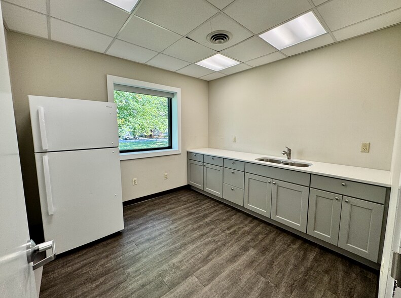 More Photos Of 280 Moody St, Ludlow Flex For Lease