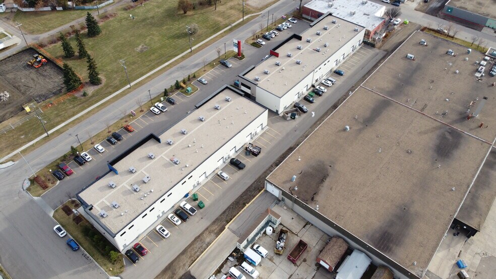 More Photos Of 11320-11326 119 St NW, Edmonton Showroom For Lease