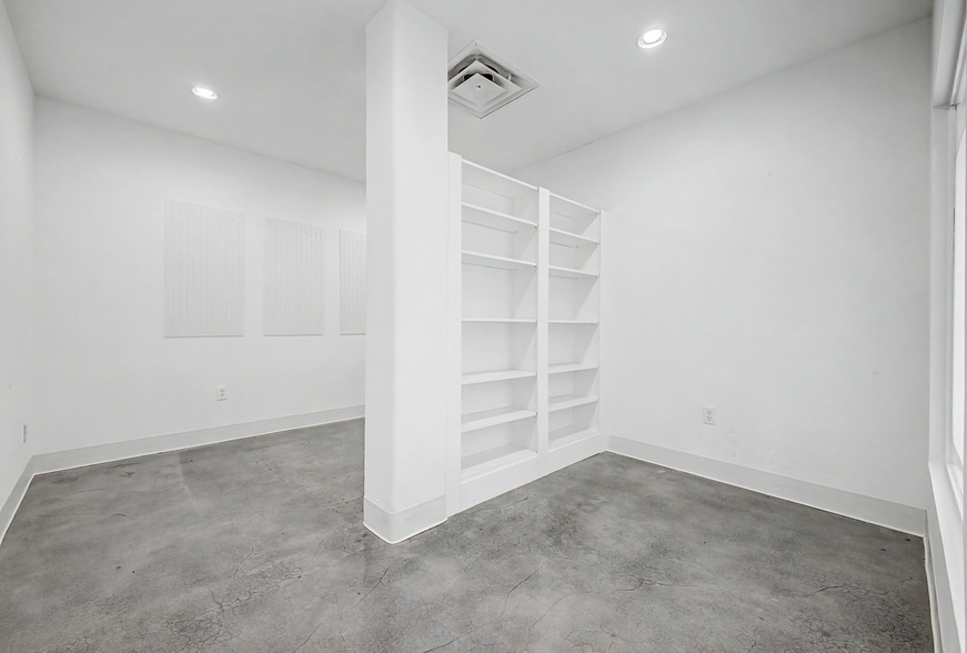 More Photos Of 4750 N Central Ave, Phoenix General Retail For Lease
