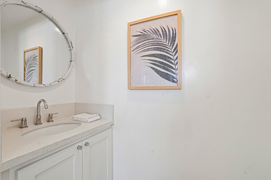 More Photos Of 521 Venice Way, Venice Apartments For Sale
