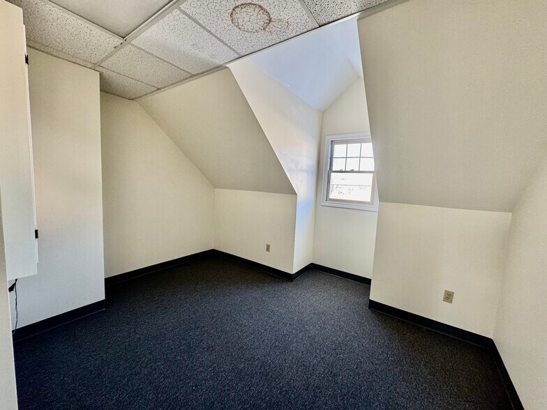More Photos Of 567-575 E Main Rd, Middletown Freestanding For Lease