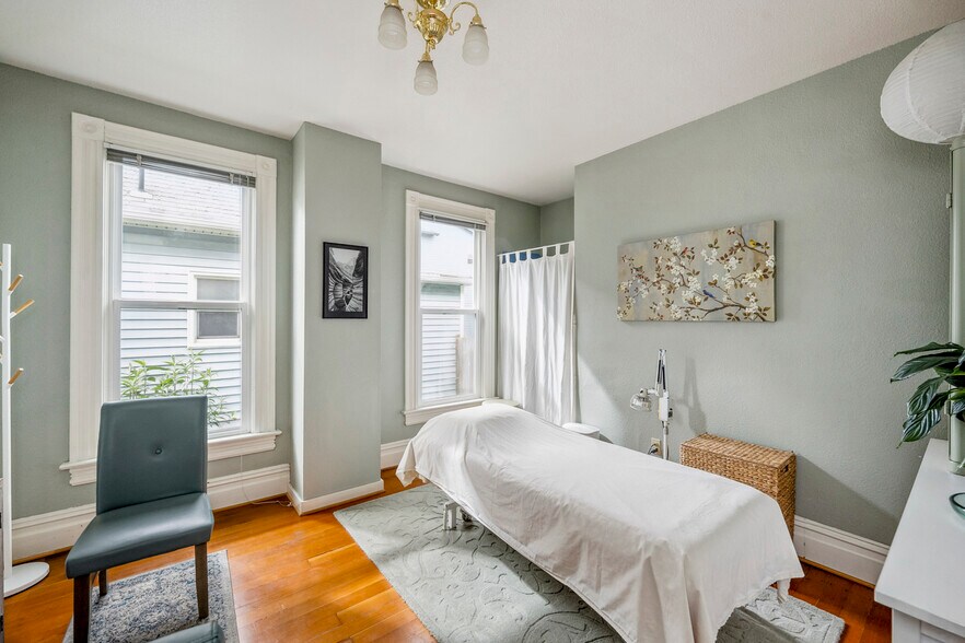 More Photos Of 5525 E Burnside St, Portland Office Residential For Sale